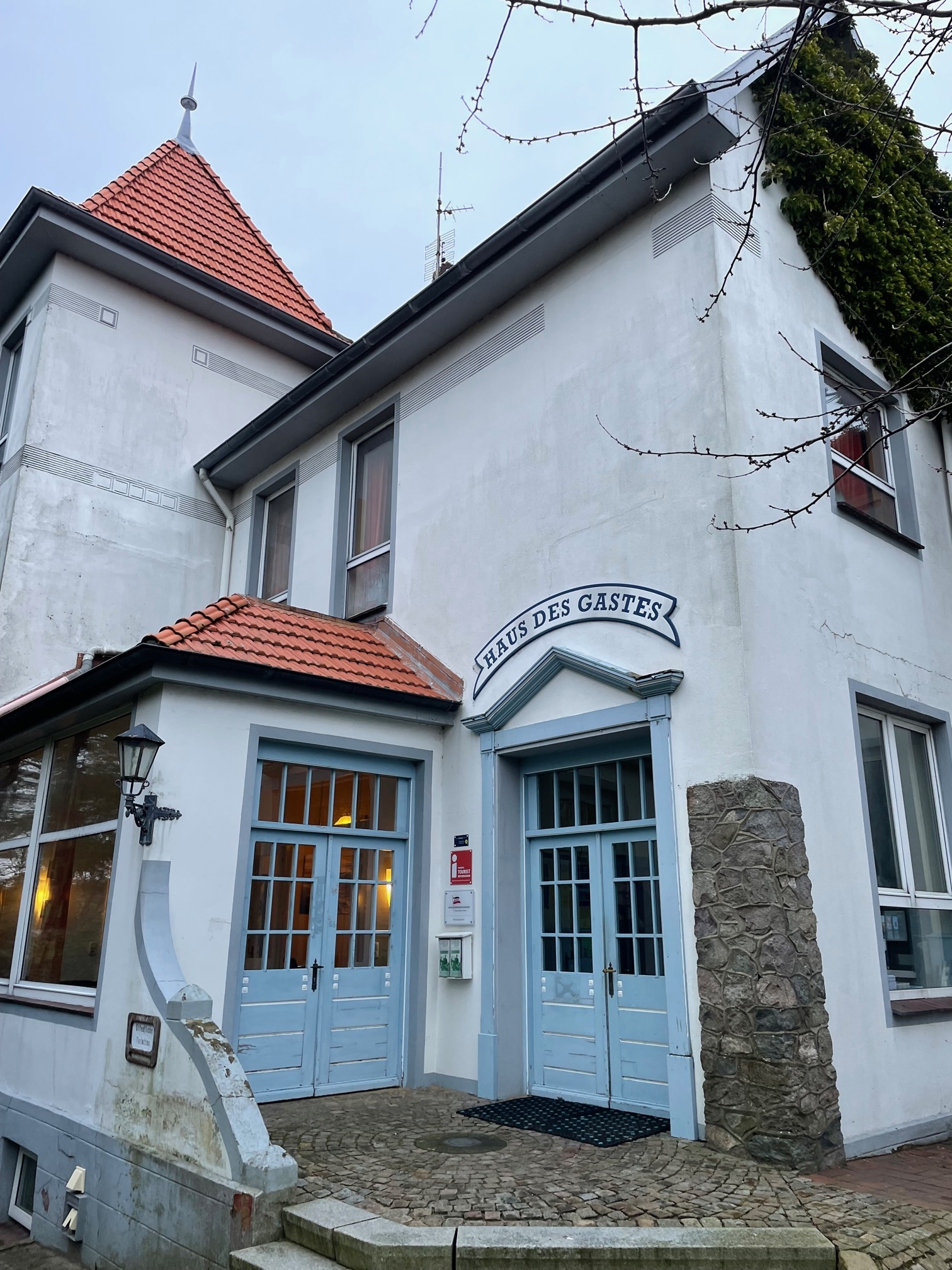 Eingang des Hauses des Gastes Blick auf das Dach
