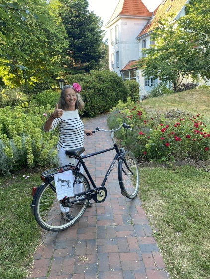 Fahrrad mit transportablem Plakat.