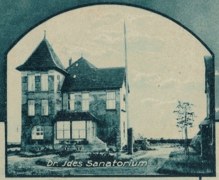Ansicht vom &bdquo;Haus des Gastes&ldquo; von der Insel (Westen) her auf einer alten Postkarte.