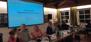 Bild des Podiums bei der Podiumsdiskussion. Bild des Podiums bei der Podiumsdiskussion